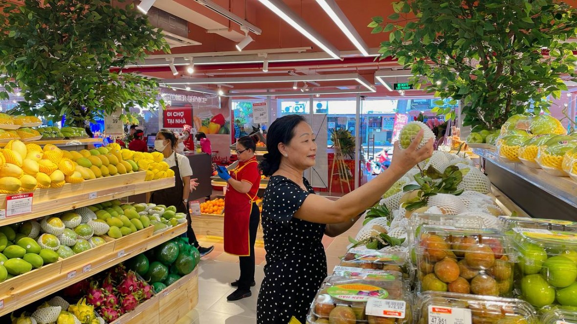 Người tiêu dùng mua sắm trái cây, rau củ tươi tại siêu thị WinMart