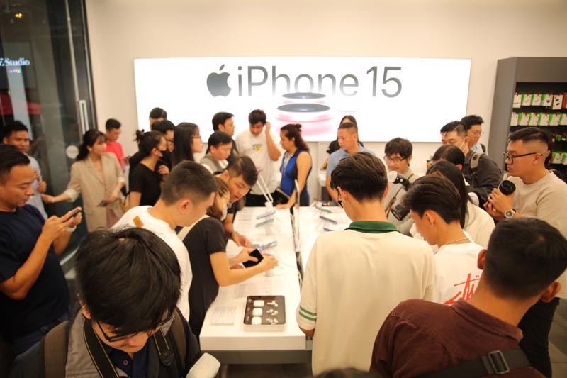 Bản tin kinh tế 29/9: Người Việt xếp hàng nhận iPhone 15 series sớm nhất