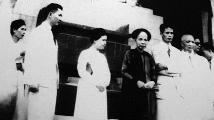 Từ trái sang gồm nhà tư sản Hòa Tường, ông Trịnh Văn Bô, bà Hoàng Thị Minh Hồ, mẹ ông Trịnh Văn Bô, cố Thủ tướng Phạm Văn Đồng trước thềm Nhà hát Lớn tại Tuần lễ vàng 1945.