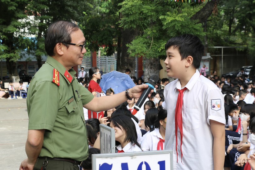 Thượng tá, TS Đào Trung Hiếu chia sẻ với học sinh Trường THCS Đống Đa. ảnh 2