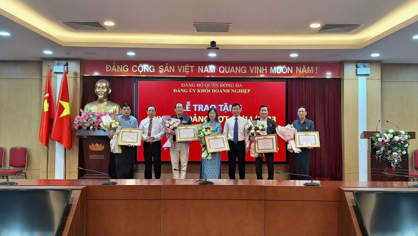  đồng chí Vũ Mạnh Chiến và đồng chí Nguyễn Văn Quang đã trao và tặng hoa chúc mừng các đồng chí Đảng viên được nhận Huy hiệu Đảng đợt 7/11/2023.