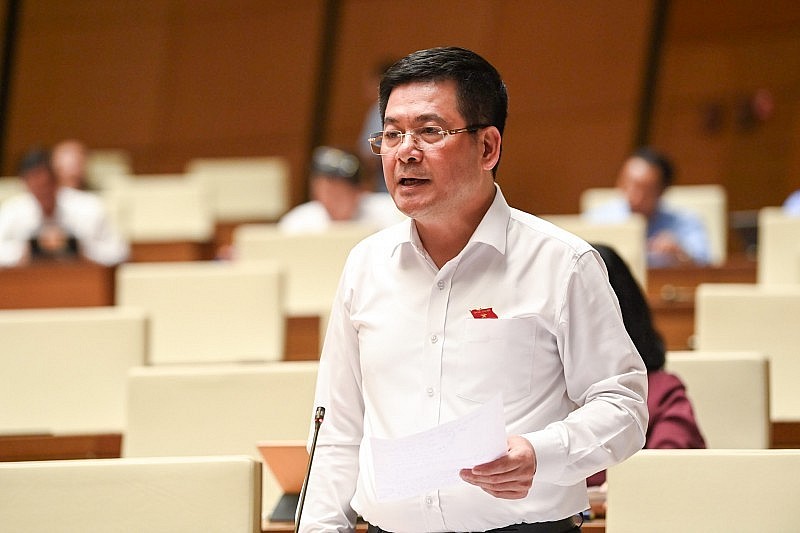 Bộ trưởng Nguyễn Hồng Diên trả lời vấn đề đại biểu Quốc hội nêu (Ảnh: Quochoi.vn)