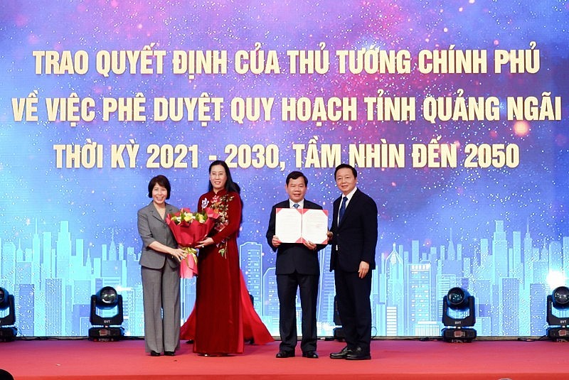 Phó Thủ tướng Trần Hồng Hà trao Quyết định của Thủ tướng Chính phủ phê duyệt Quy hoạch tỉnh Quảng Ngãi thời kỳ 2021 - 2030, tầm nhìn đến năm 2050 cho lãnh đạo tỉnh Quảng Ngãi