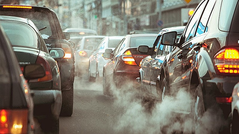 Nhiều thành phố lớn rơi vào tình trạng ô nhiễm không khí nghiêm trọng do phương tiện giao thông xả khí thải.