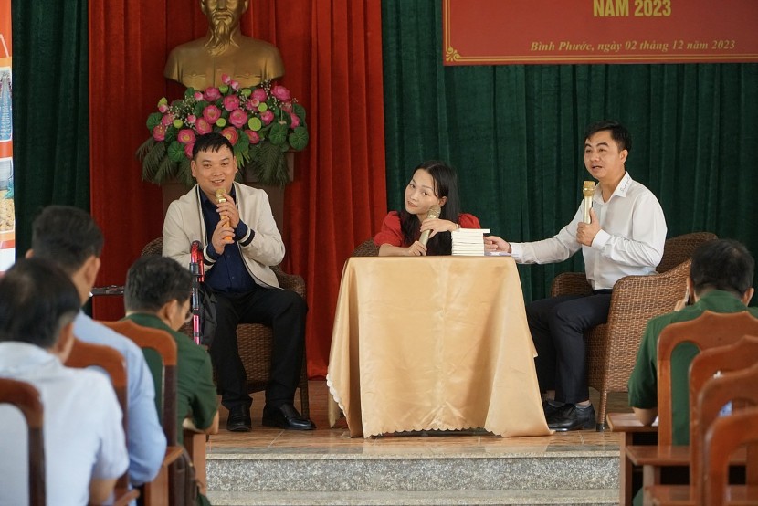 Ông Trần Quốc Duy, Giám đốc TT XTĐT,TM&DL (phải) điều hành talkshow với nữ nhà văn Trần Trà My và anh Lưu Lập Đức, Giám đốc Công ty TNHH Agri Đức Tiến (trái).