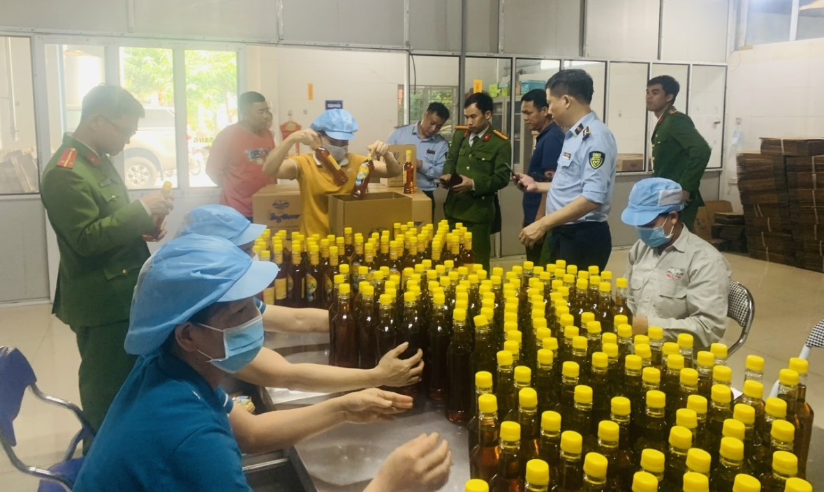 Liên tiếp phát hiện các doanh nghiệp làm giả mật ong ở Vĩnh Phúc, Bắc Ninh