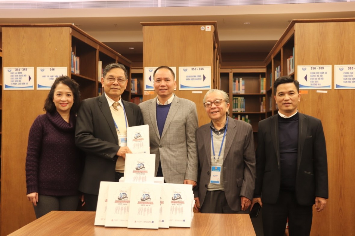 Lãnh đạo Viện (IDE) trao tặng sách cho Thư viện Quốc hội