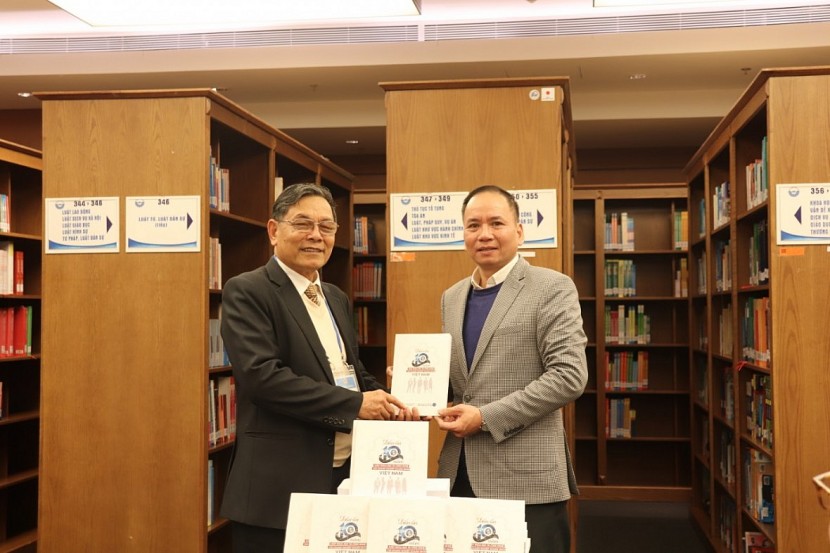 Viện IDE tặng Thư viện Quốc hội cuốn sách “Dấu ấn 10 năm Luật Khoa học và Công nghệ với doanh nghiệp, doanh nhân Việt Nam”