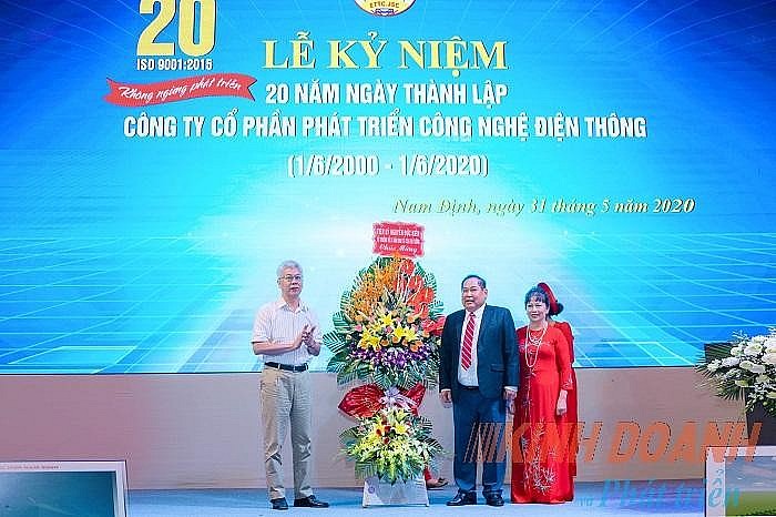 TS Nguyễn Đức Kiên – Tổ trưởng Tổ tư vấn kinh tế của Thủ tướng Chính phủ (áo trắng) tặng hoa chúc mừng Công ty CP Phát triển Công nghệ Điện Thông.