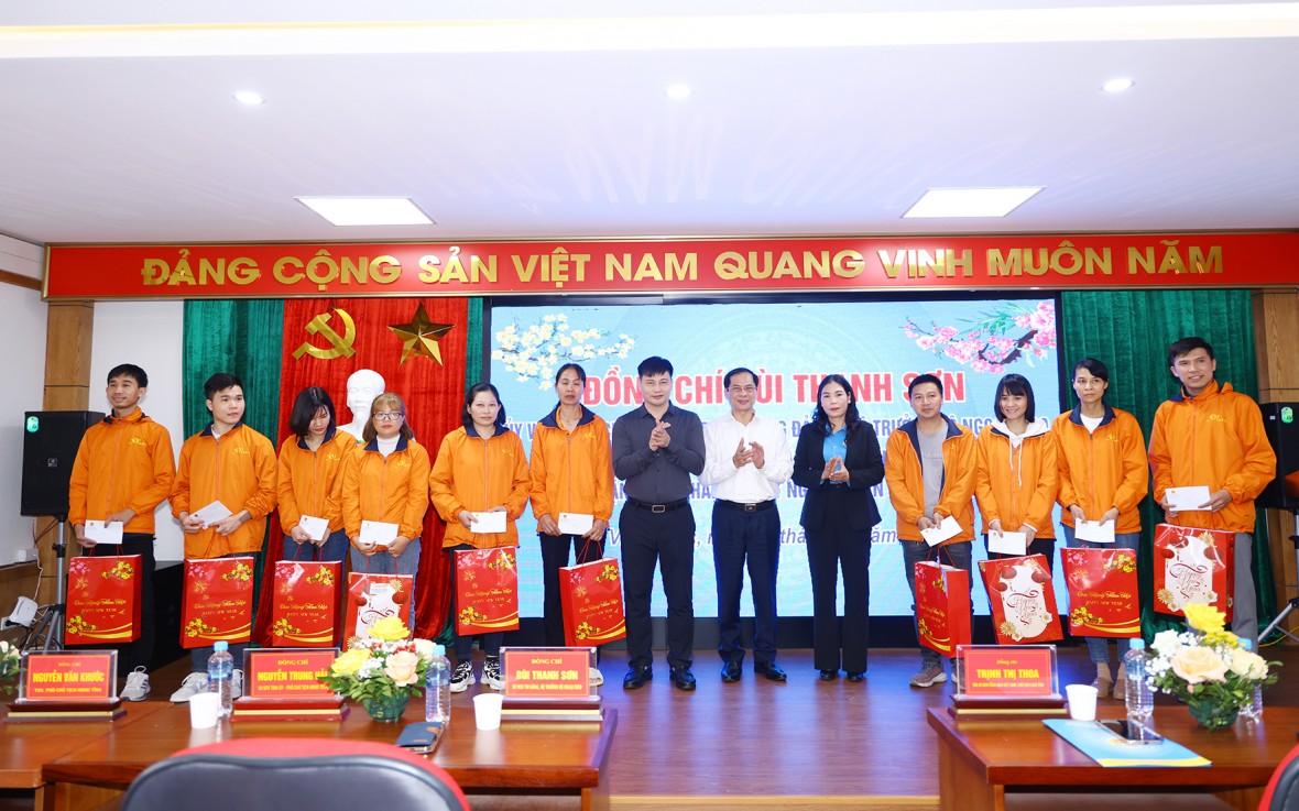 Bộ trưởng Bộ Ngoại giao Bùi Thanh Sơn thăm, tặng quà tết gia đình chính sách, công nhân, hộ nghèo tỉnh Vĩnh Phúc