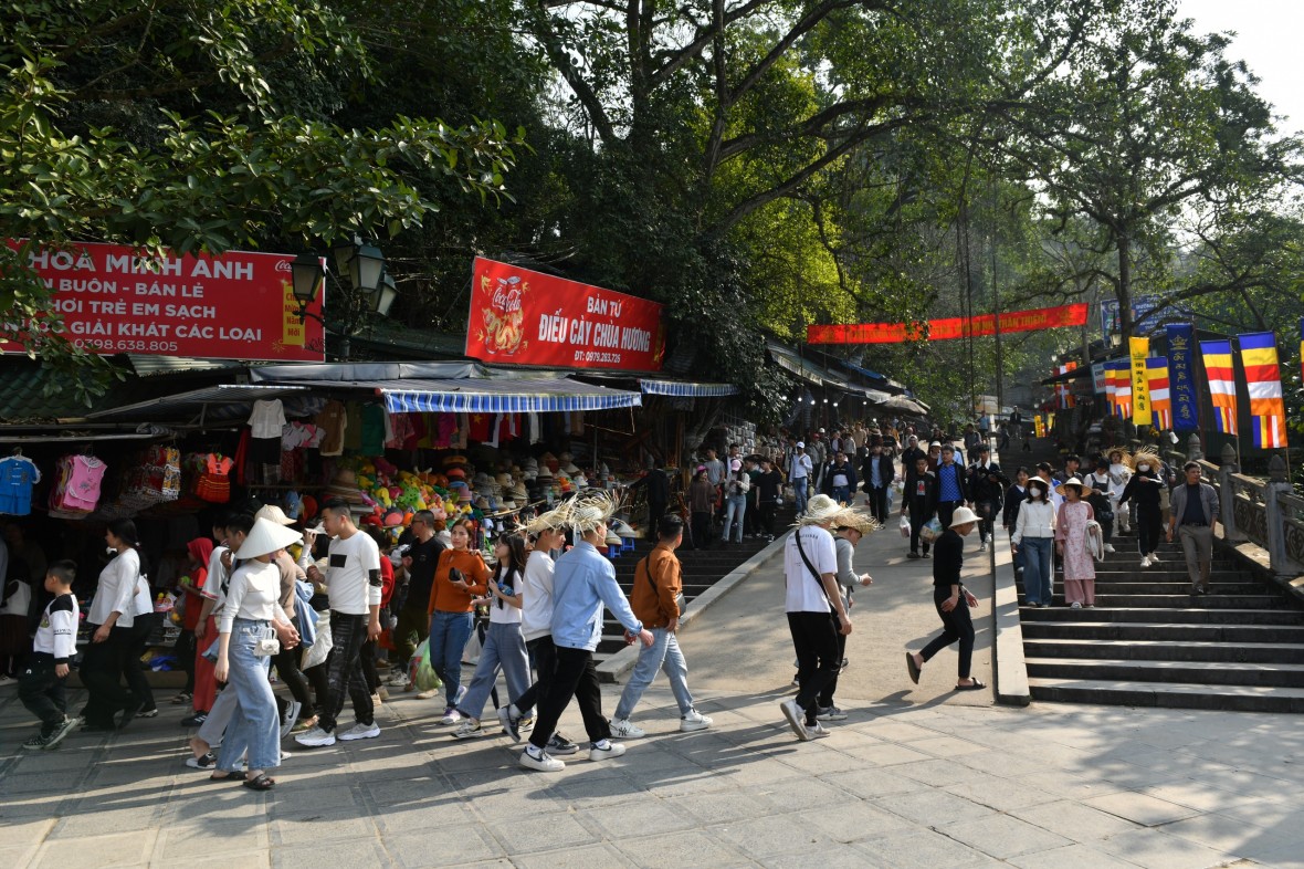 Chùa Hương đón hơn 20.000 lượt du khách trong ngày mùng 3 Tết