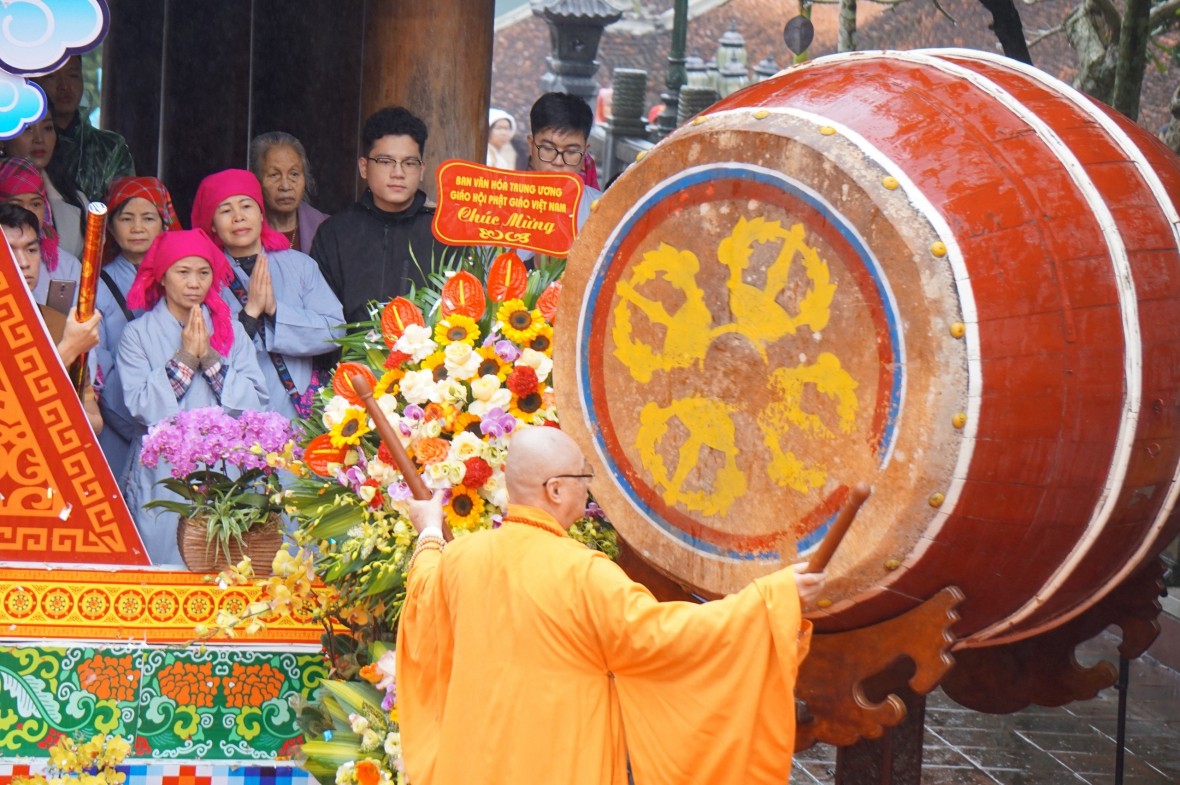 Du khách đội mưa dự khai hội chùa Hương