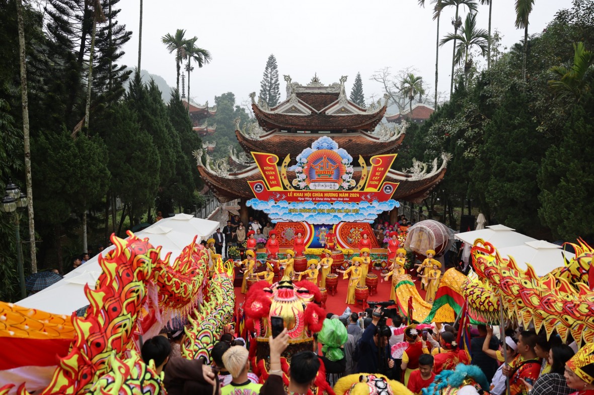 Du khách đội mưa dự khai hội chùa Hương