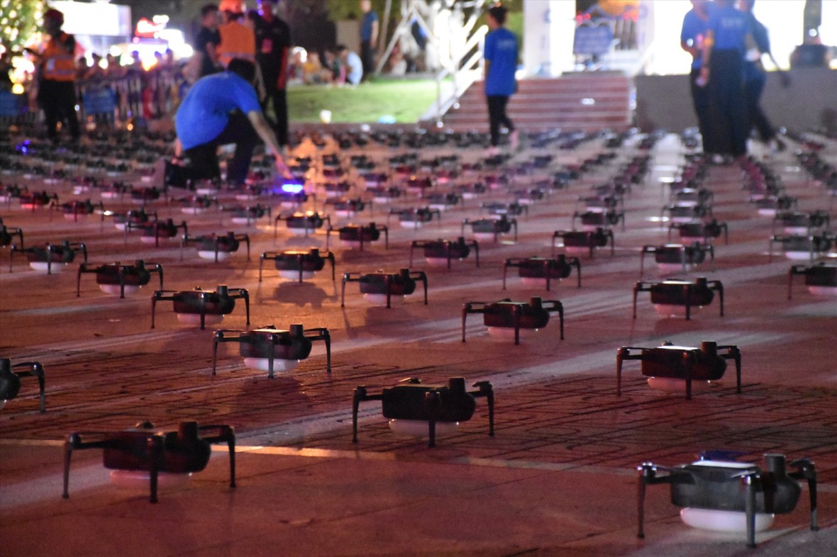 Tìm hiểu công nghệ phía sau những màn "khiêu vũ" drone trên bầu trời