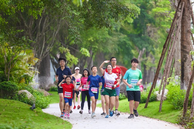 Thiên nhiên xanh hút mắt ở giải chạy Ecopark Marathon 2023  ảnh 4
