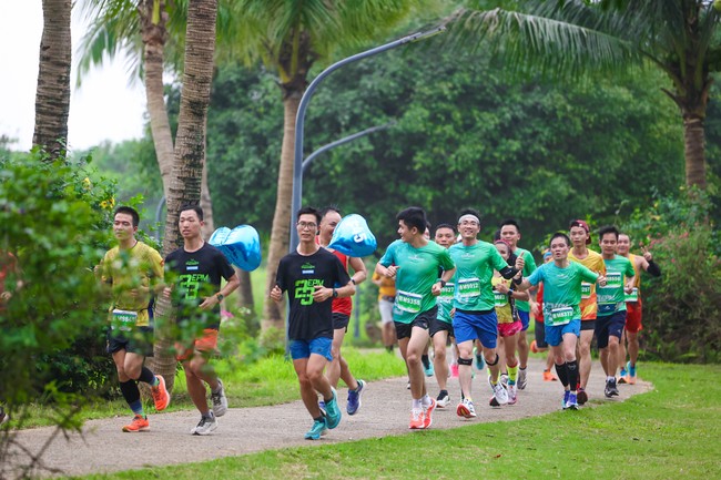 Thiên nhiên xanh hút mắt ở giải chạy Ecopark Marathon 2023  ảnh 2