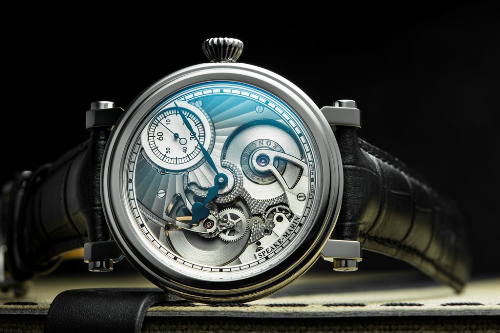Mẫu đồng hồ Speake-Marin One &amp;amp; Two phiên bản giới hạn 38 chiếc trên toàn thế giới với bộ kim giờ, phút Foundation nung nhiệt mang màu xanh đặc trưng, trang bị bộ máy in-house chuẩn Chronometer SMA01. Cả bộ máy được thiết kế như một mặt số 3D đặt trong thân vỏ Piccadilly kinh điển. Giá bán của mẫu đồng hồ này là 394 triệu đồng.