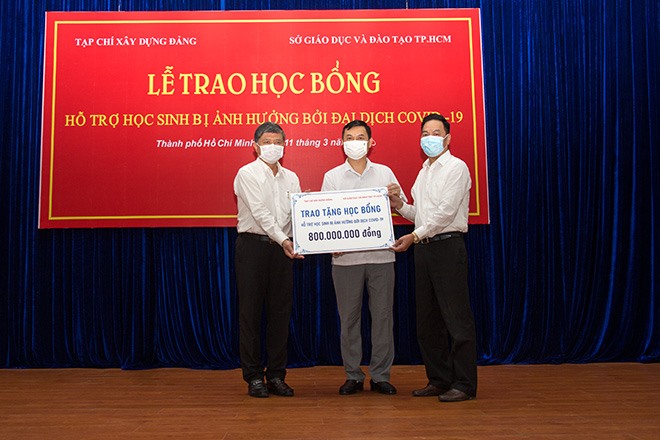 Xúc động tại buổi lễ trao học bổng cho 100 trẻ em mồ côi vì đại dịch tại TP. Hồ Chí Minh