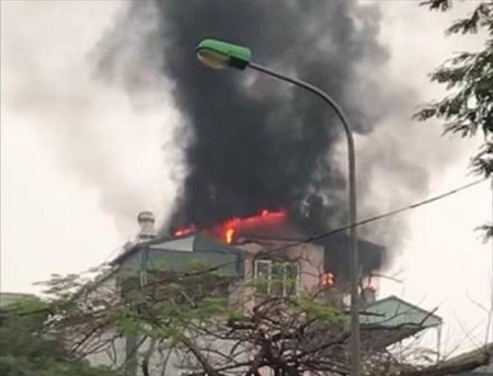 Cứu chín người dân khỏi đám cháy nhà 5 tầng trên phố Lạc Trung