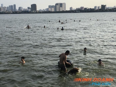 Người Hà Nội đổ ra hồ tự nhiên để tránh nóng