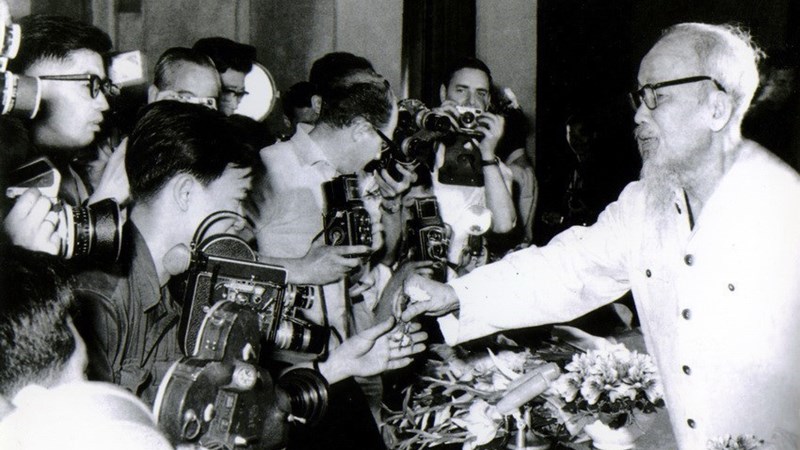 Kỷ niệm 97 năm Ngày Báo chí cách mạng Việt Nam (21/6/1925-21/6/2022)   
 Chủ tịch Hồ Chí Minh: Người thầy vĩ đại của nền báo chí cách mạng Việt Nam