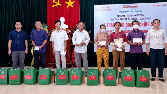 Tạp chí Kinh doanh và Phát triển và các nhà hảo tâm thăm, tặng quà cho các gia đình chính sách tại thị trấn Cát Tiến, Bình Định