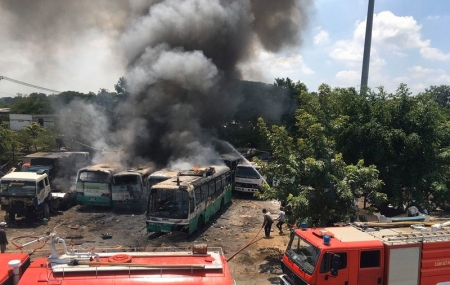 Bãi xe phát hỏa, hàng chục ô tô bị thiêu rụi ở TP Hồ Chí Minh